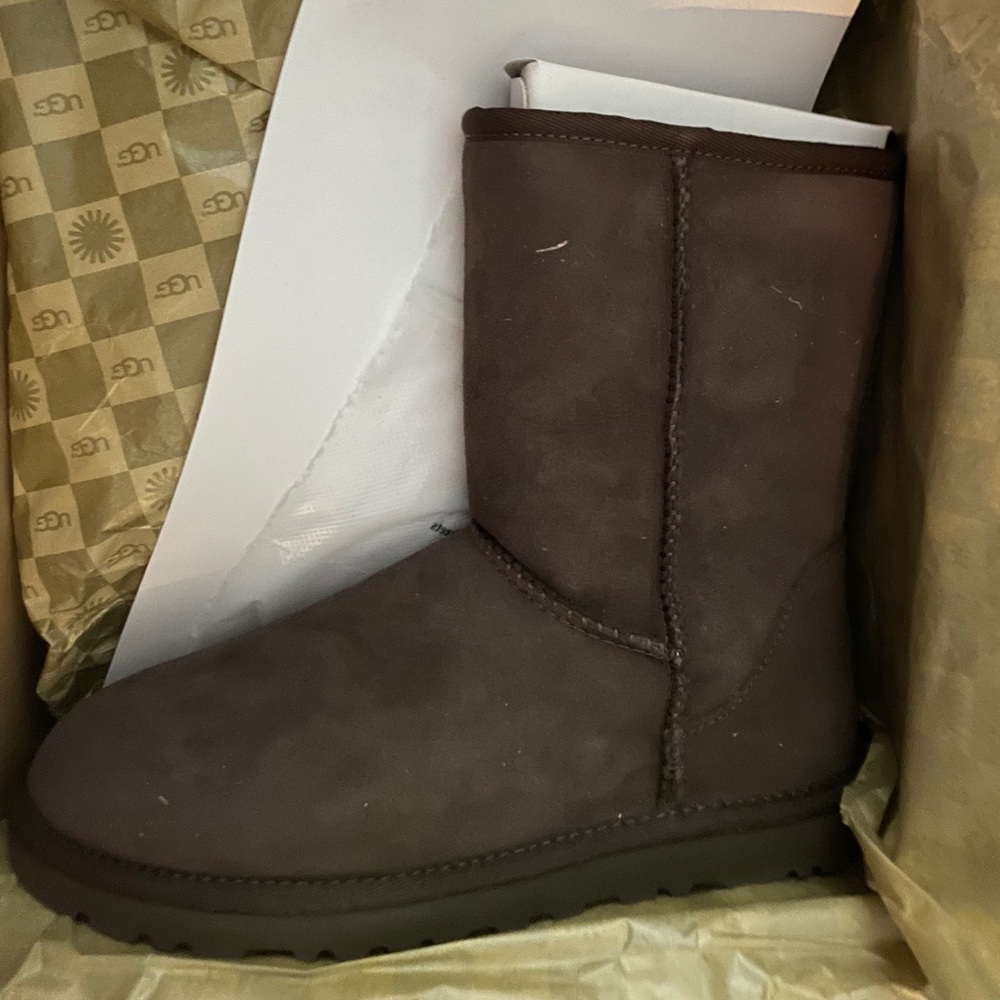 UGG Classic Short Chocolate Size 6
